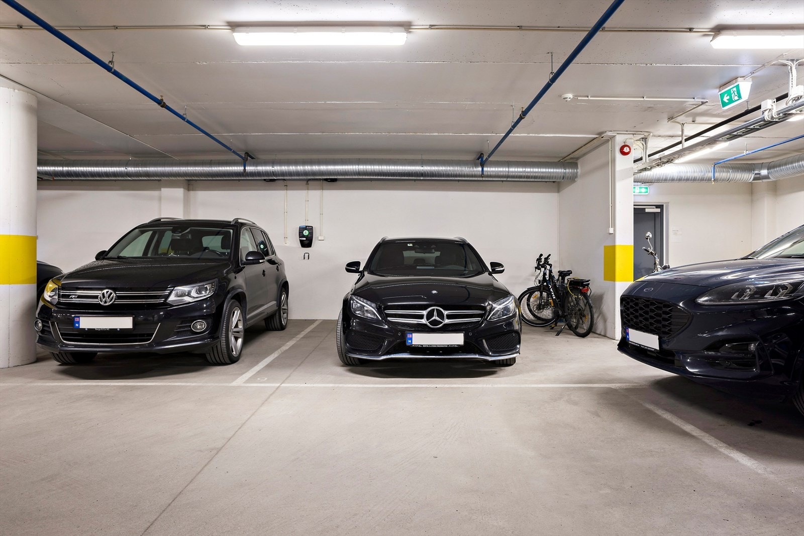 Parkeringsplassen som følger leiligheten er merket nr 9 og er en HC-plass som derfor er ekstra stor. Parkeringsplassen er lokalisert rett ved heisrommet. Galleribilde