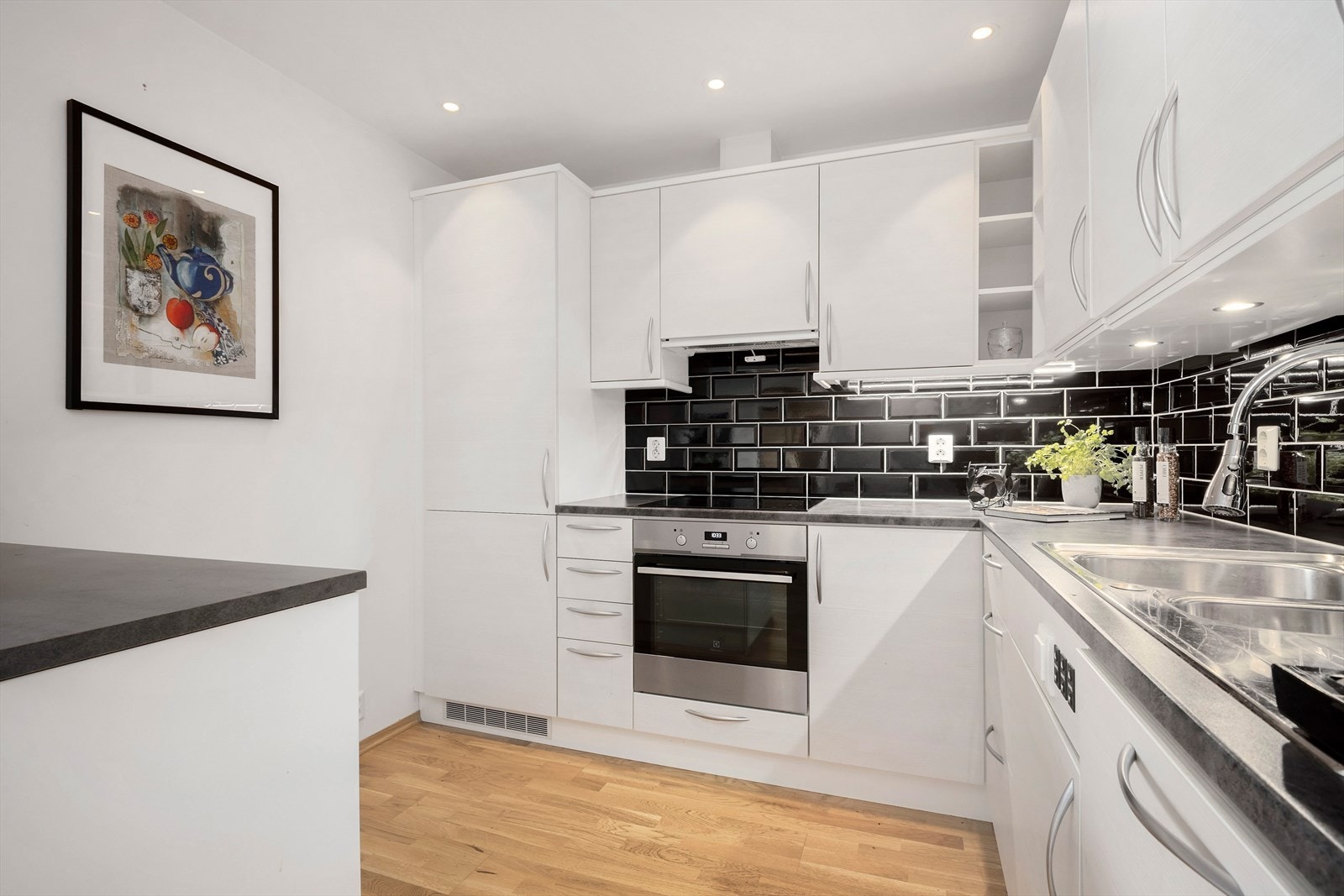 I tillegg er innredningen bygd på med kjøkkenøy. 4 av overskapene på kjøkkenet er HC-tilpasset og har nedsenkbare skap. Galleribilde