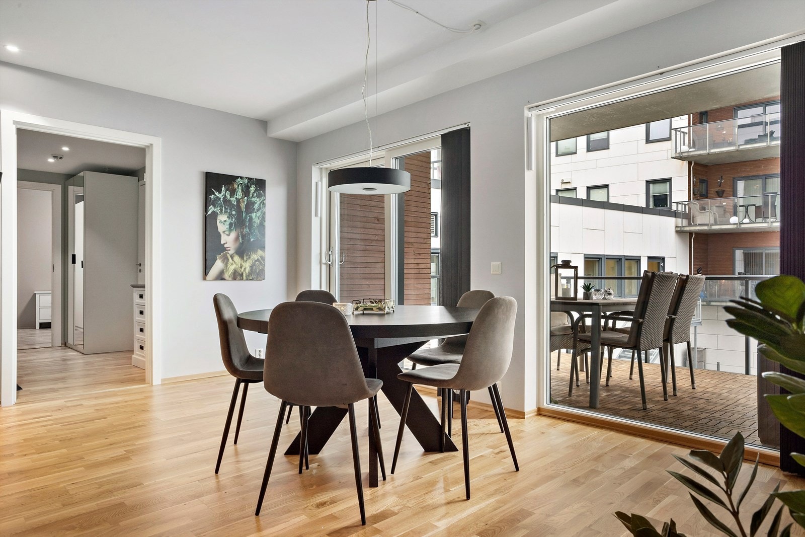 Fra stuen er det adkomst til en romslig balkong på hele 17 kvm, som er belagt med treheller. Galleribilde