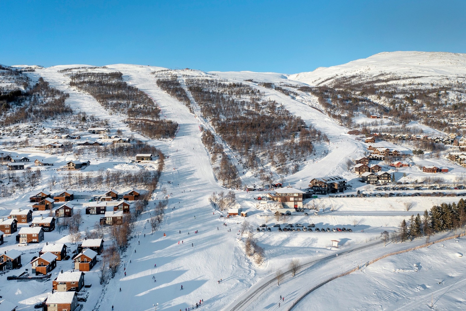 Stølen skisenter har direkte tilknytning til Ådalen, Sletvold, Hovden og Vangslia, og til sammen utgjør disse et av Norges største alpinanlegg. Galleribilde