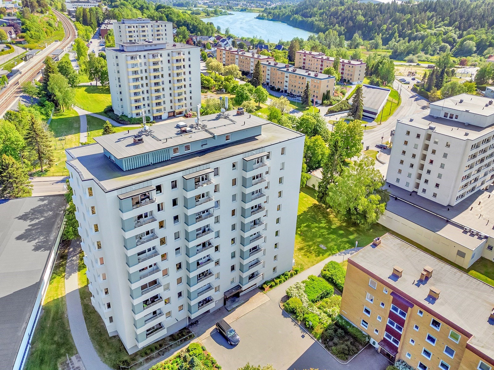 Drone, sommer - legg merke til den korte veien til idylliske Østensjøvannet, Skøyenåsen T-banestasjon og Skøyenåsen torg! Galleribilde