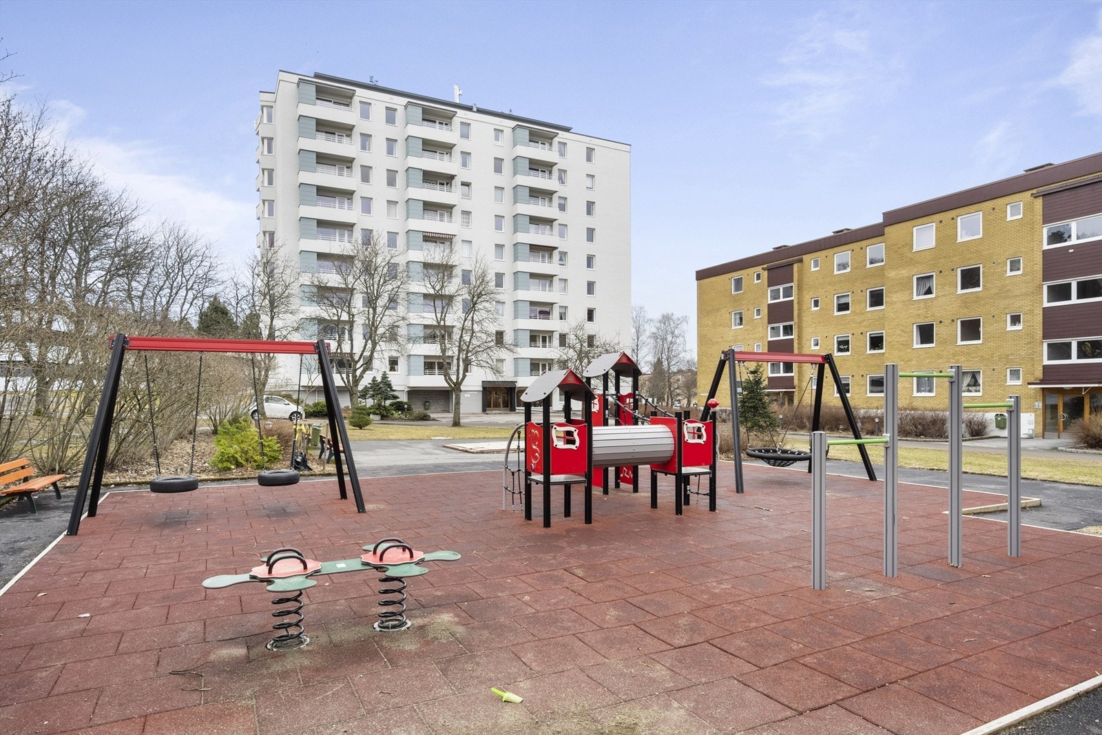 Lekeplass ved nabobygg. Galleribilde