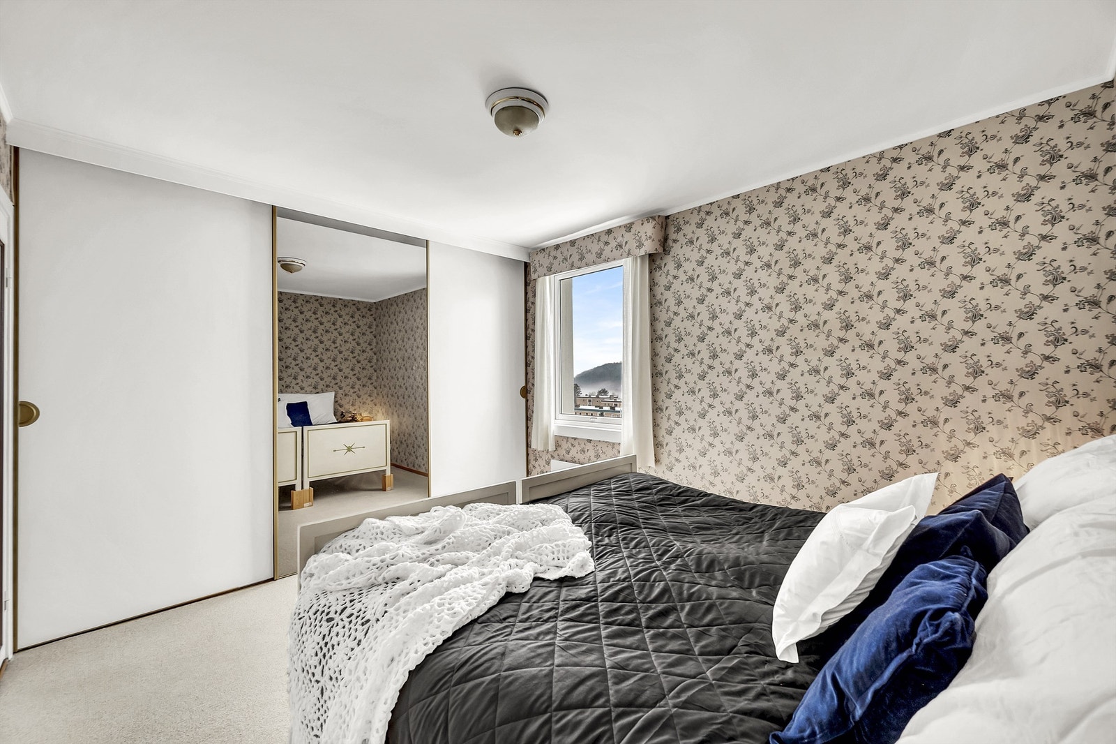 Leiligheten har pr. d.d. 2 soverom av god størrelse, begge med skyvedørsgarderobe. Gulvflater belagt med tepper, veggflater av tapet og malt strie, og himlingsflate av malt betong. Galleribilde