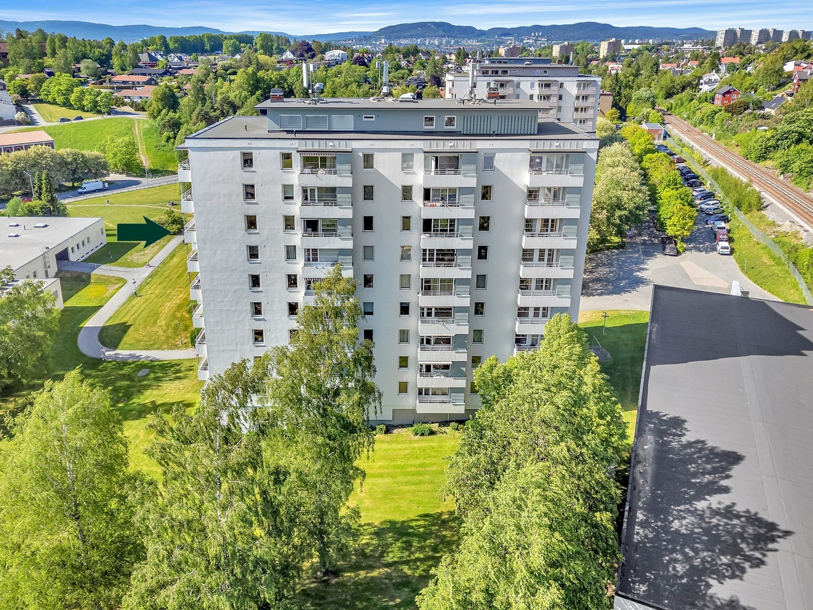 Drone, sommer - kort vei til nærbutikk m.m. på Skøyenåsen torg (bygget nede til venstre), samt buss og T-bane. Galleribilde