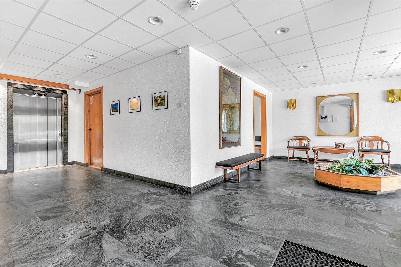 Adkomst via felles oppgang med heis. Leiligheten disponerer 2 boder samt et skap på inngangsplan, samt en romslig bod på leilighetsplan. Galleribilde