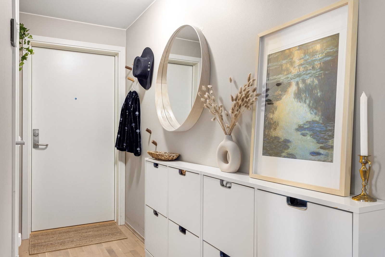 Leiligheten har en romslig og innbydende entré, med god plass til oppbevaringsmøblement. Galleribilde