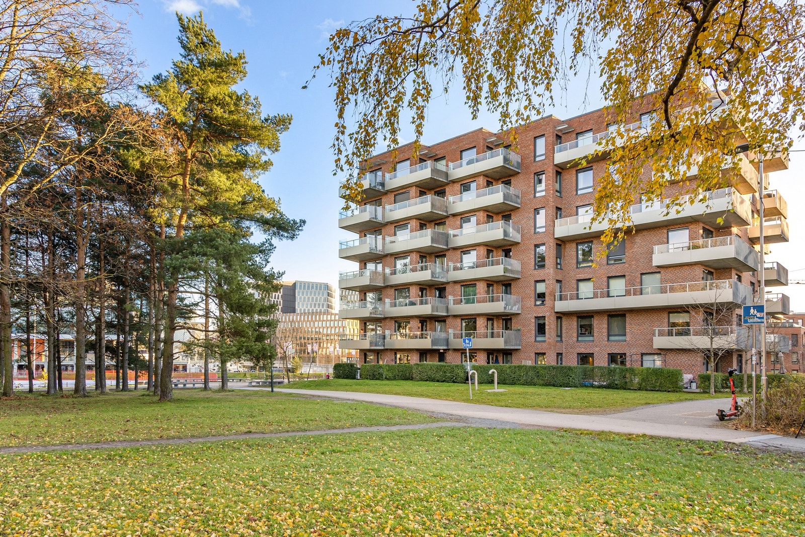 Nærområdet har flotte tur- og rekreasjonsmuligheter rundt Hovindammen, i tillegg til flotte parkanlegg i nærområdet. Galleribilde