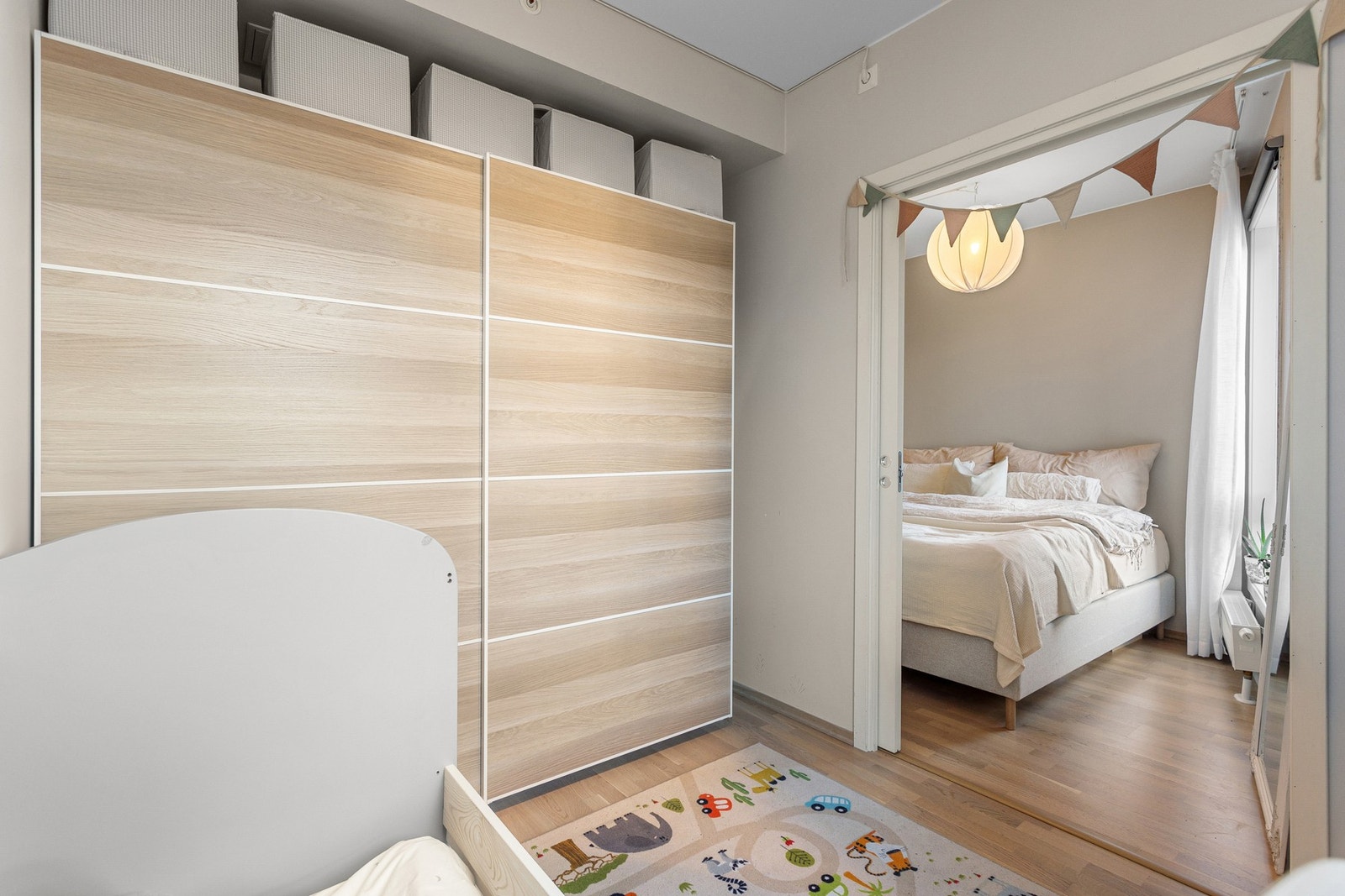 I tilknytning soverommet har leiligheten en innvendig bod som i dag blir benyttet som barnerom, her kan du også benytte rommet som et praktisk walk in closet. Galleribilde