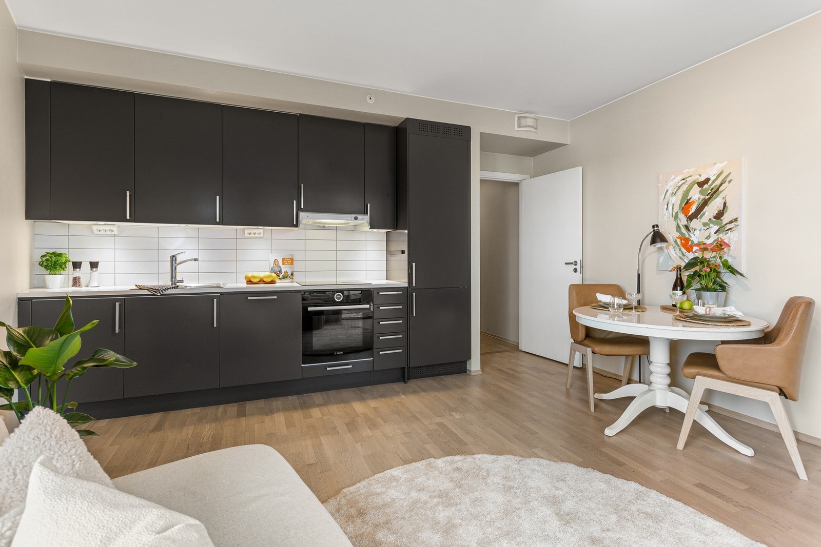 Leiligheten har en åpen kjøkkenløsning med innholdsrik og moderne innredning fra Drømmekjøkkenet med glatte fronter. Galleribilde