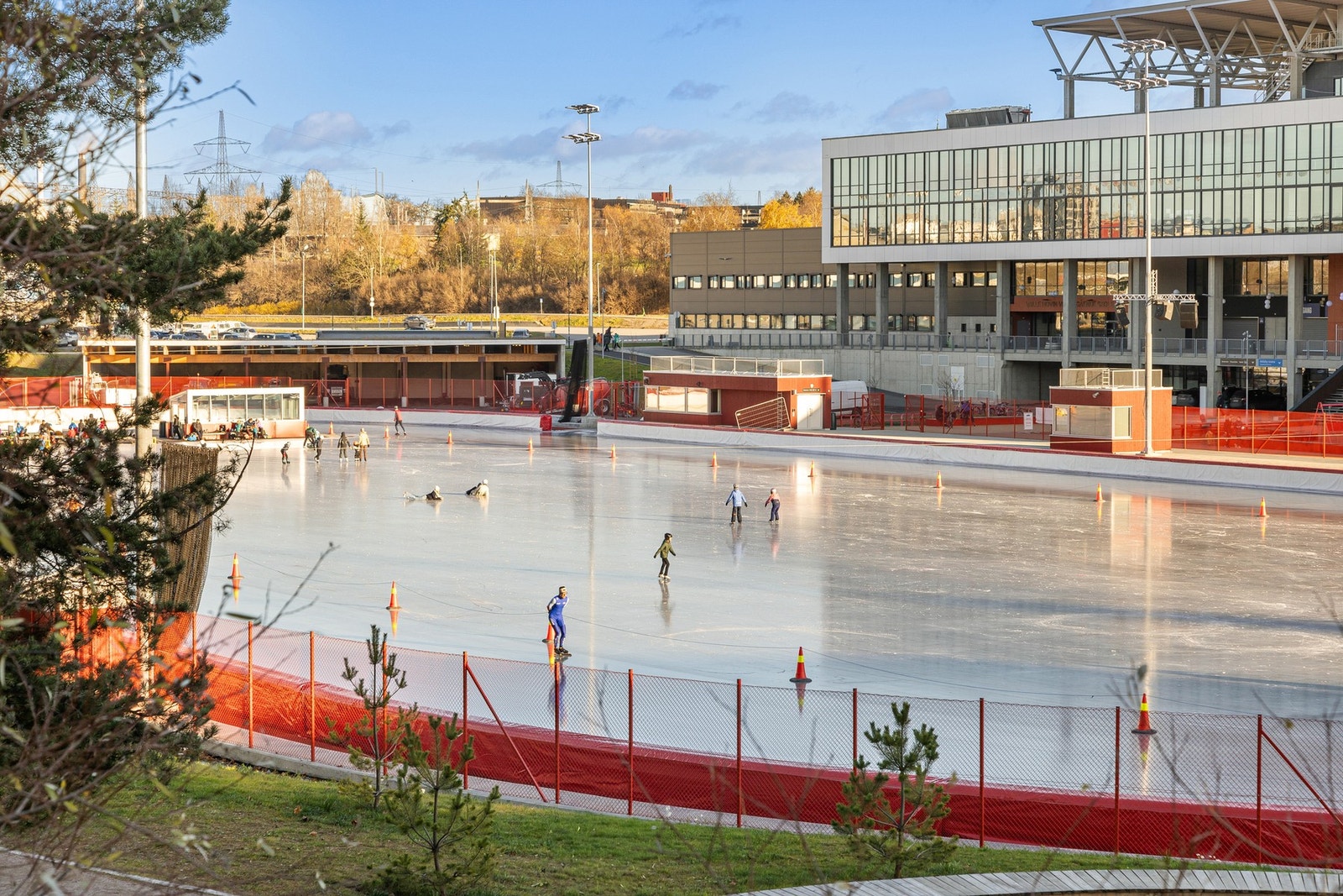 Fra balkongen er det flott utsyn mot Valle Hovin stadion og grøntområder. Galleribilde
