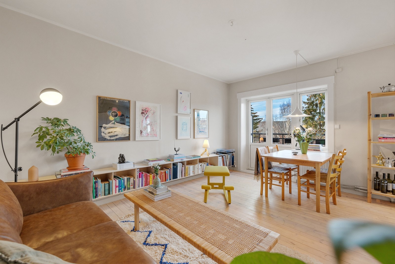 Stuen er av god størrelse med plass til både sofagruppe, TV-seksjon, spisebord og øvrig ønsket møblement. Galleribilde