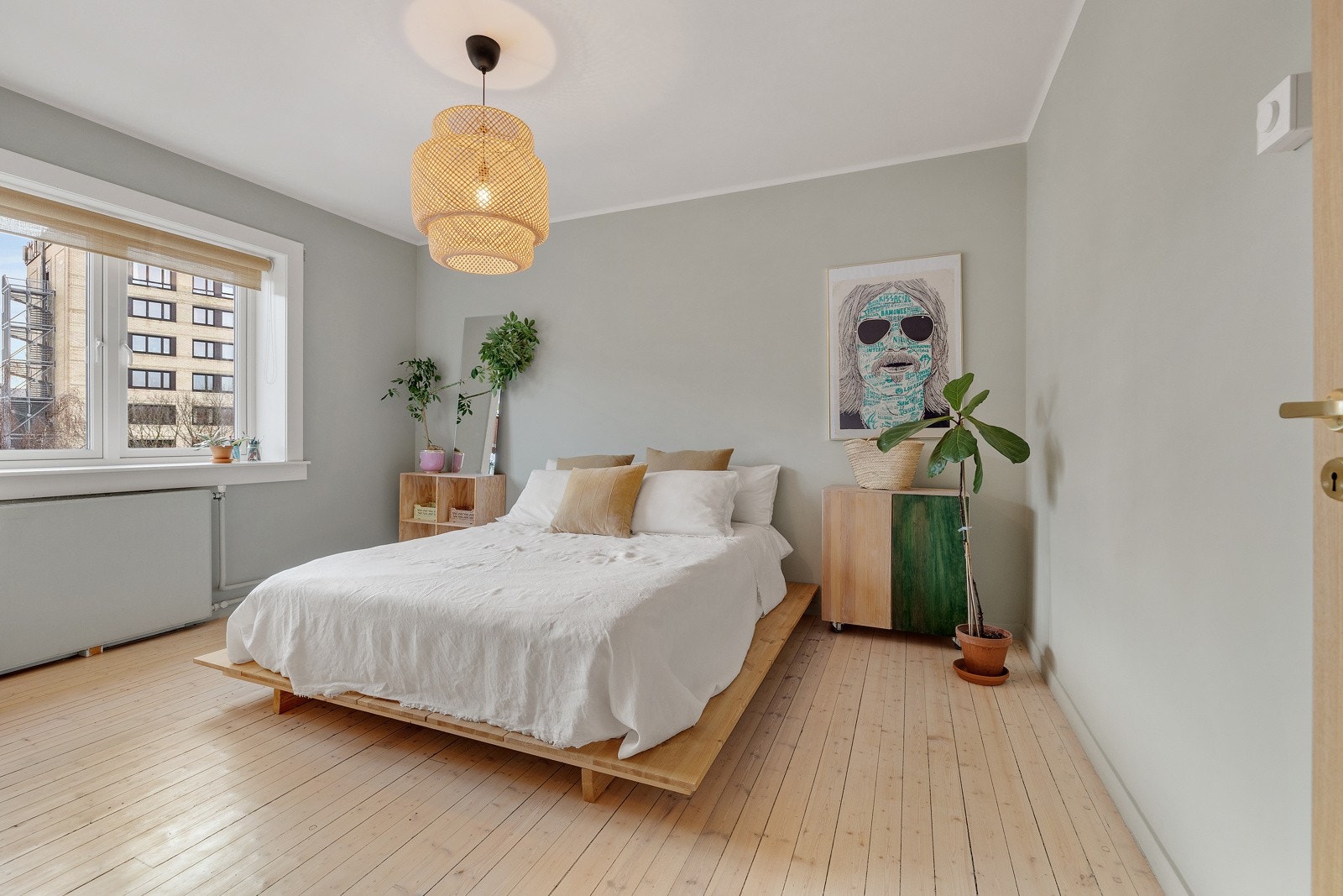 Soverommet er av svært god størrelse og har store vindusflater som slipper lyset inn og skaper en herlig atmosfære. Galleribilde