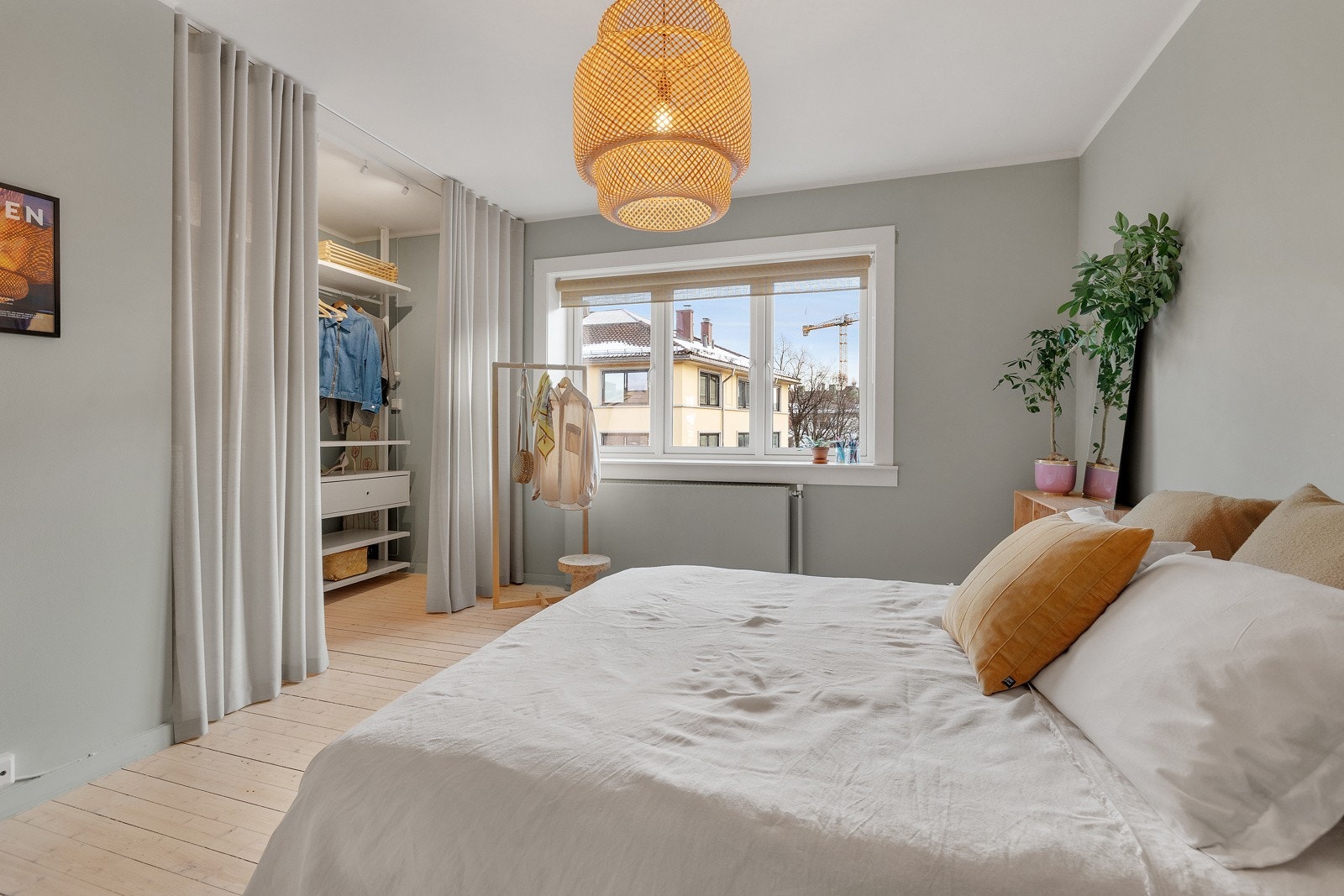 Soverommet er pent innredet med åpen garderobeløsning. Galleribilde