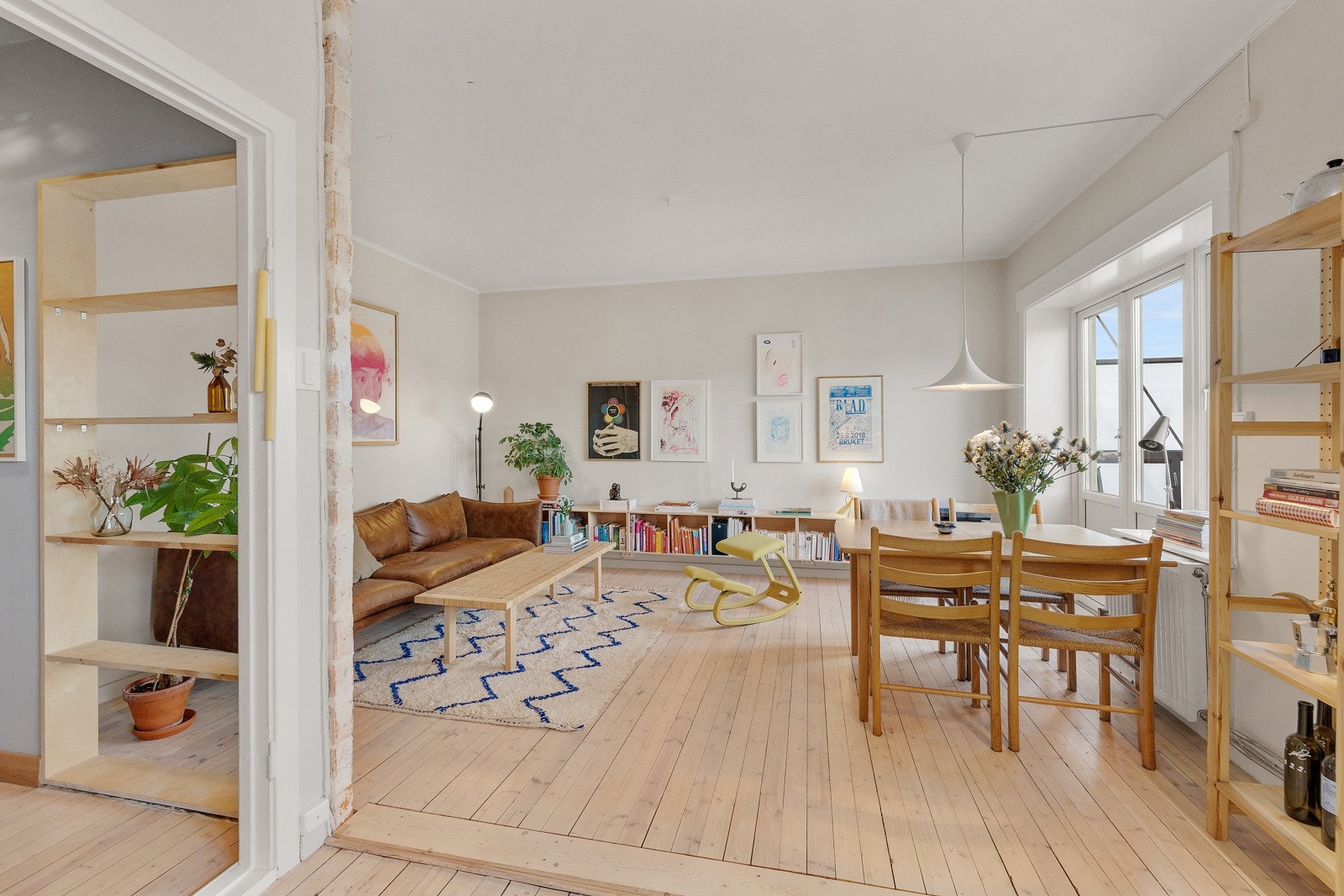 Fiber fra Obos er inkludert i felleskostnadene. Radiatorer med sentralfyring gir god og jevn varme i tillegg til forutsigbare strømkostnader. Galleribilde