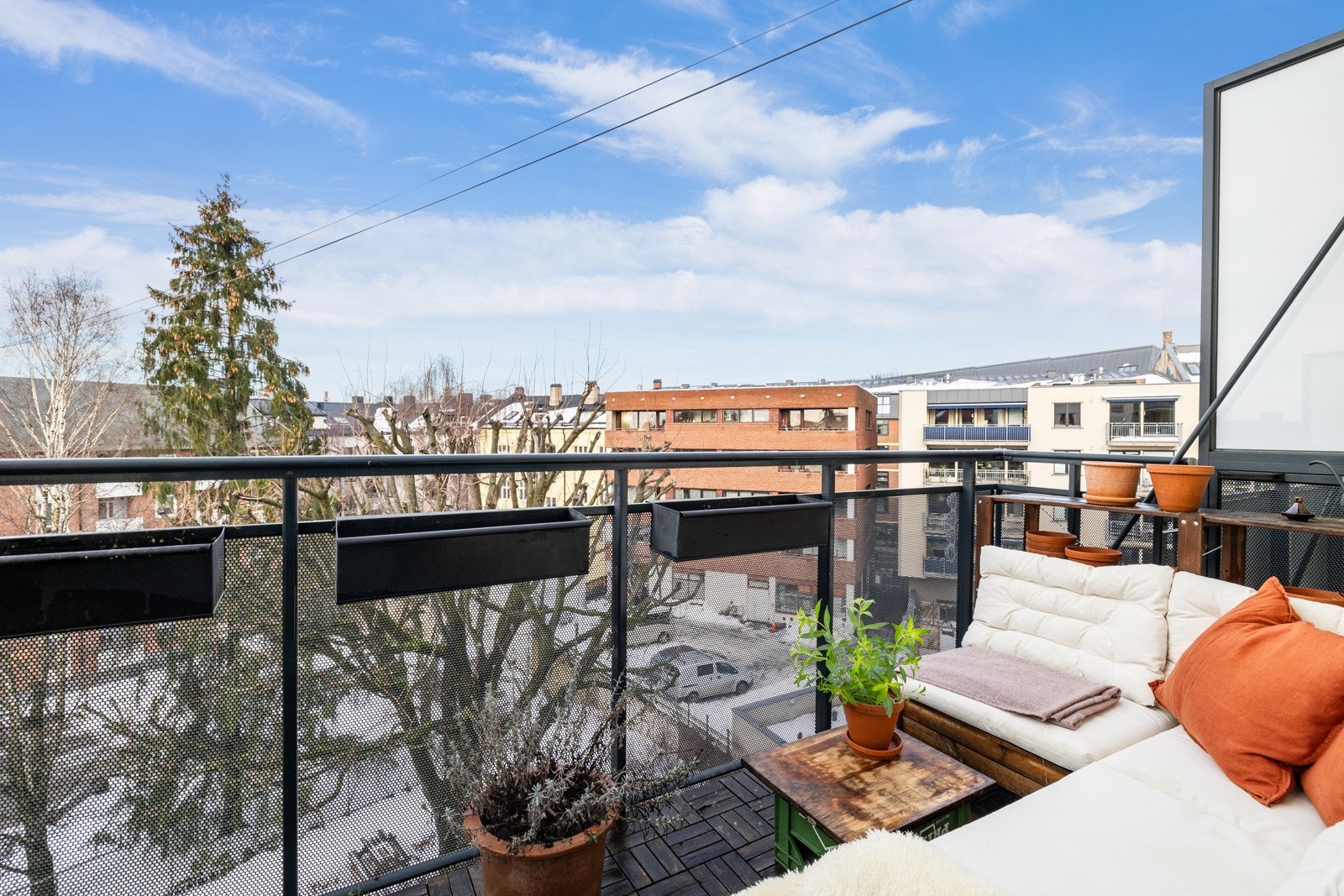 Balkongen var ny i 2009 og er på hele 6 m². Her har du god plass til utemøbler, grill og beplantning. Galleribilde