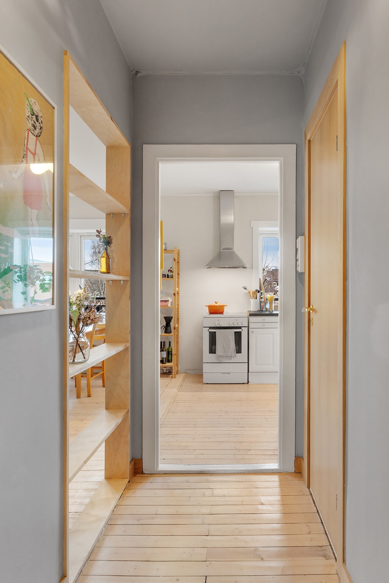 Du ønskes velkommen inn i en lys, innbydende og praktisk entré. Galleribilde