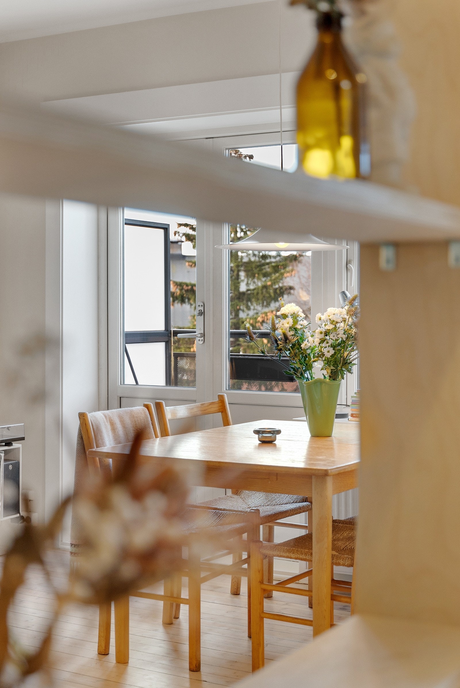 Dekorativ og fin løsning med åpne hyller. Galleribilde