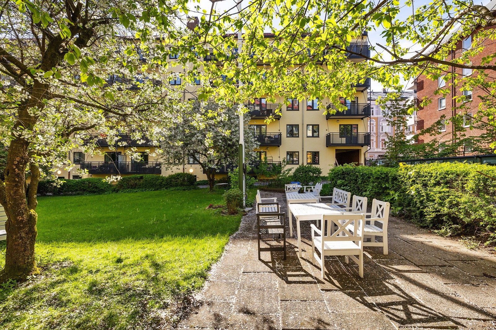 Grøntområde tilhørende leiligheten ligger idyllisk til og er perfekt for en avslappende sommerkveld. Galleribilde