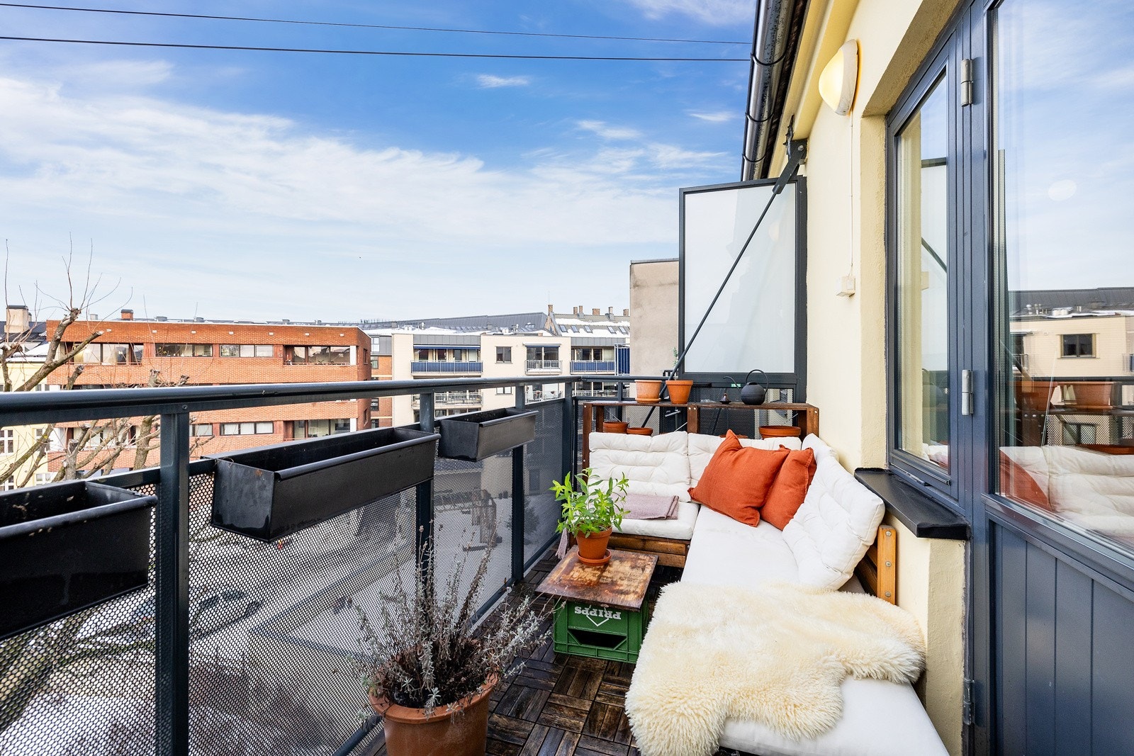 Balkongen vender inn mot den hyggelige bakgården hvor du kan nyte solen uten sjenerende støy. Galleribilde