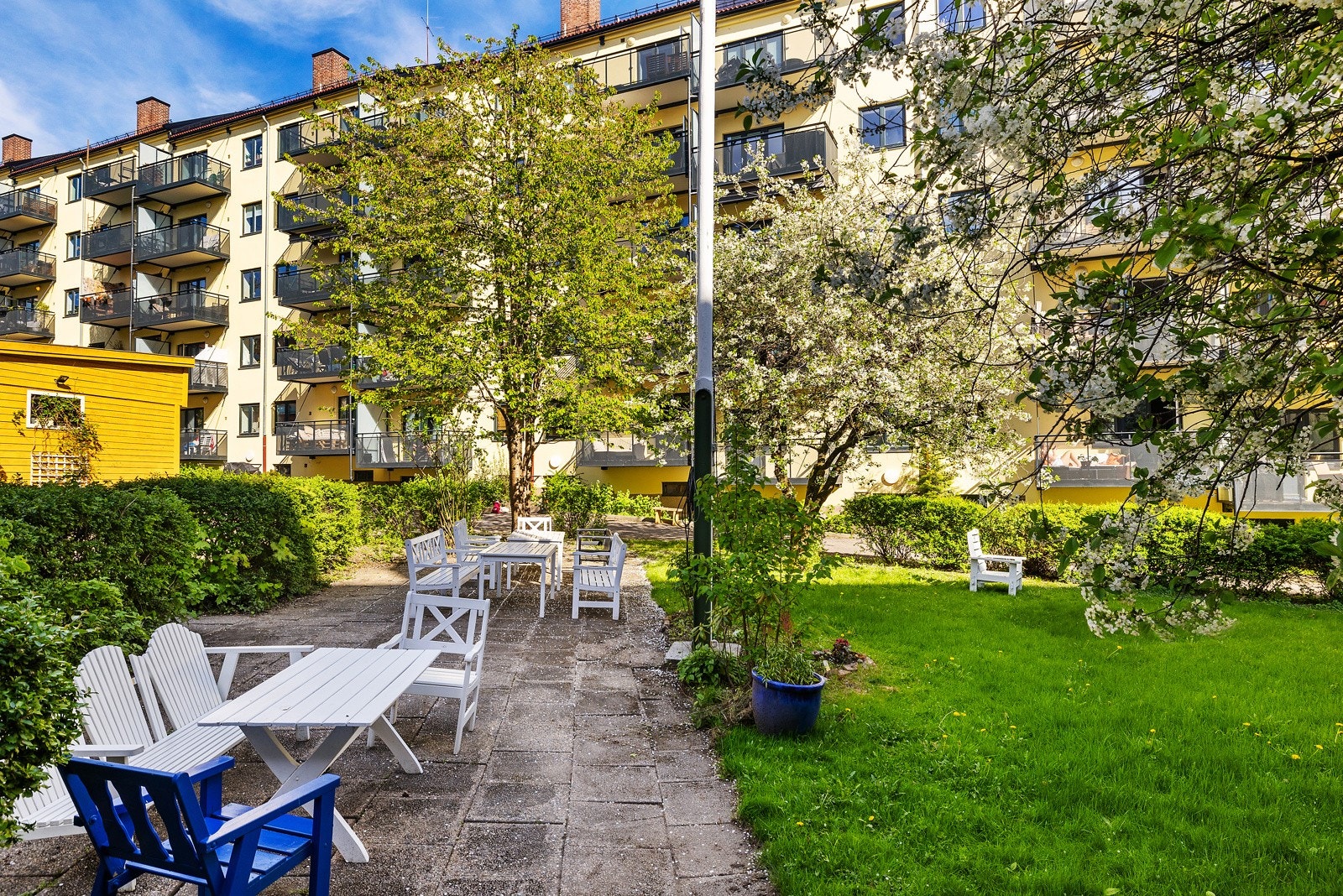 Bakgården tilbyr stort utvalg av sitteplasser og gir mulighet for å drive ulike aktiviteter, perfekt for både store og små. Galleribilde