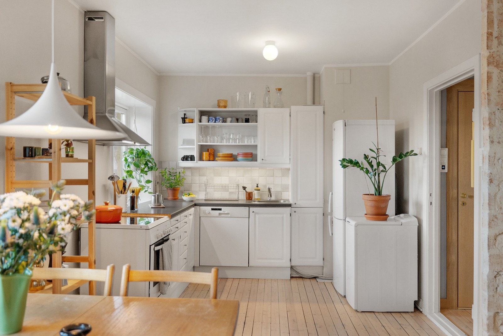 Kjøkkenet ligger i en fin og åpen løsning med stuen, som gjør dette til et sosialt og luftig oppholdsrom. Galleribilde