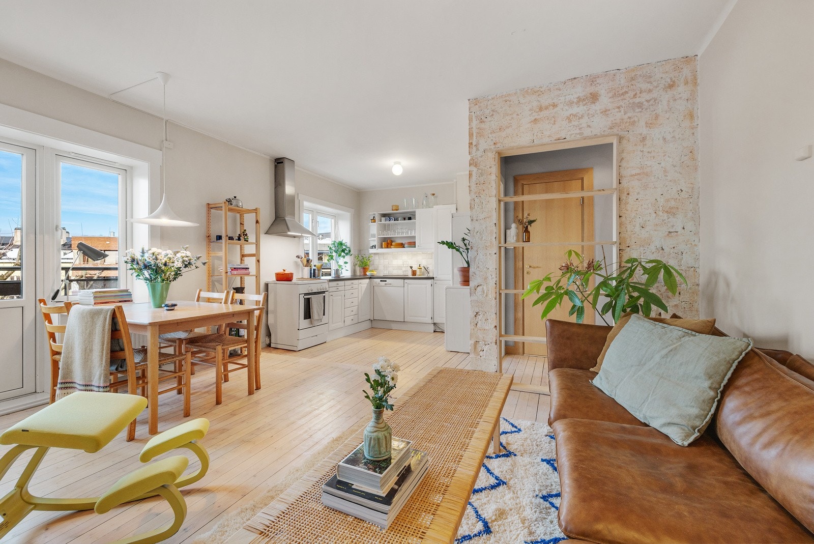 Lysinnslippet sammen med den gode takhøyden på ca. 2,60 meter bidrar til en god og luftig romfølelse. Galleribilde