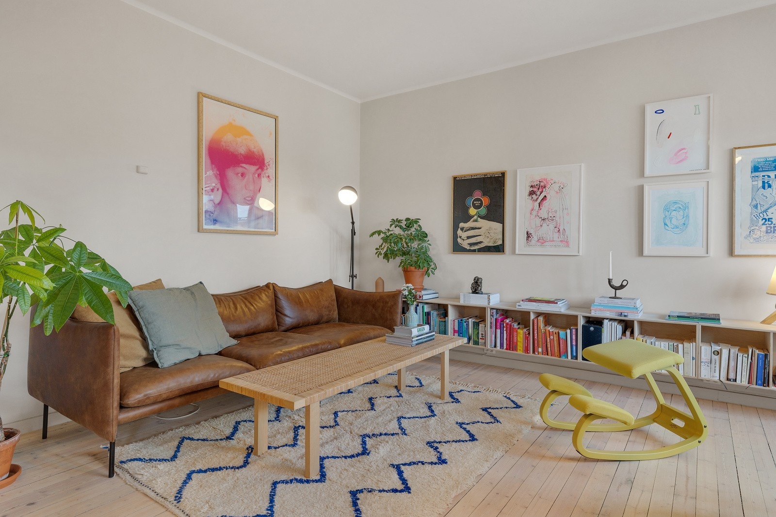 Leiligheten har fine lyse tregulv og lysmalte overflater. Galleribilde