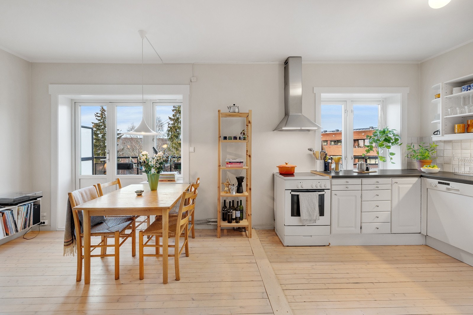 Flere store vindusflater gir godt med lys i leiligheten. Galleribilde