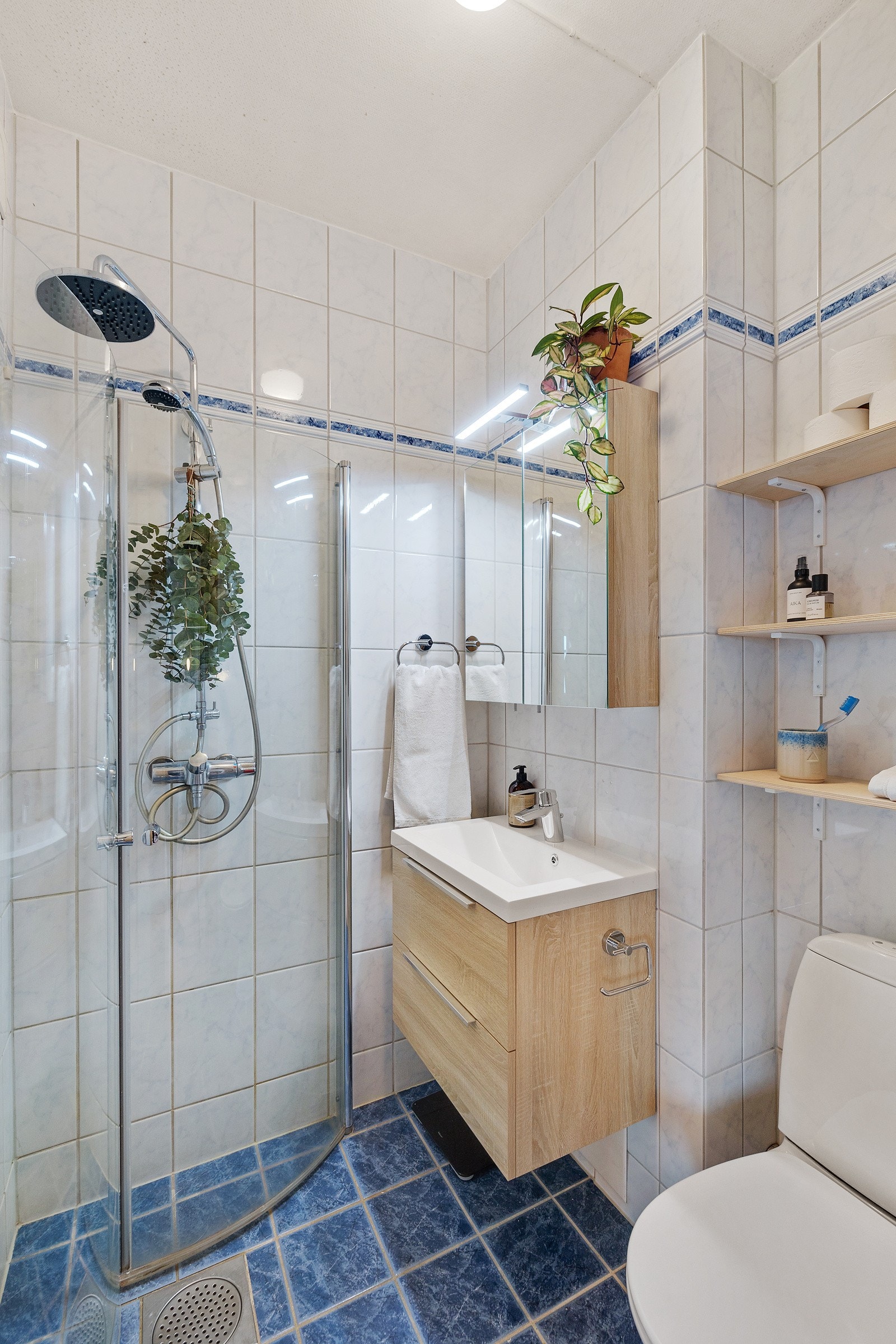 Baderommet er pent og praktisk oppusset i regi av borettslaget i 1997 i forbindelse med rør- og våtromsrehabilitering, Galleribilde