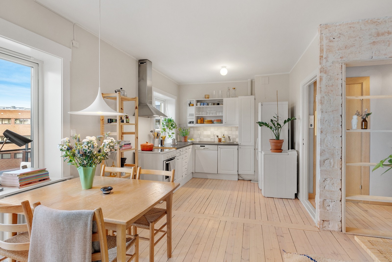 Stuen og kjøkkenet ligger i en åpen løsning som gir en luftig romfølelse. Galleribilde