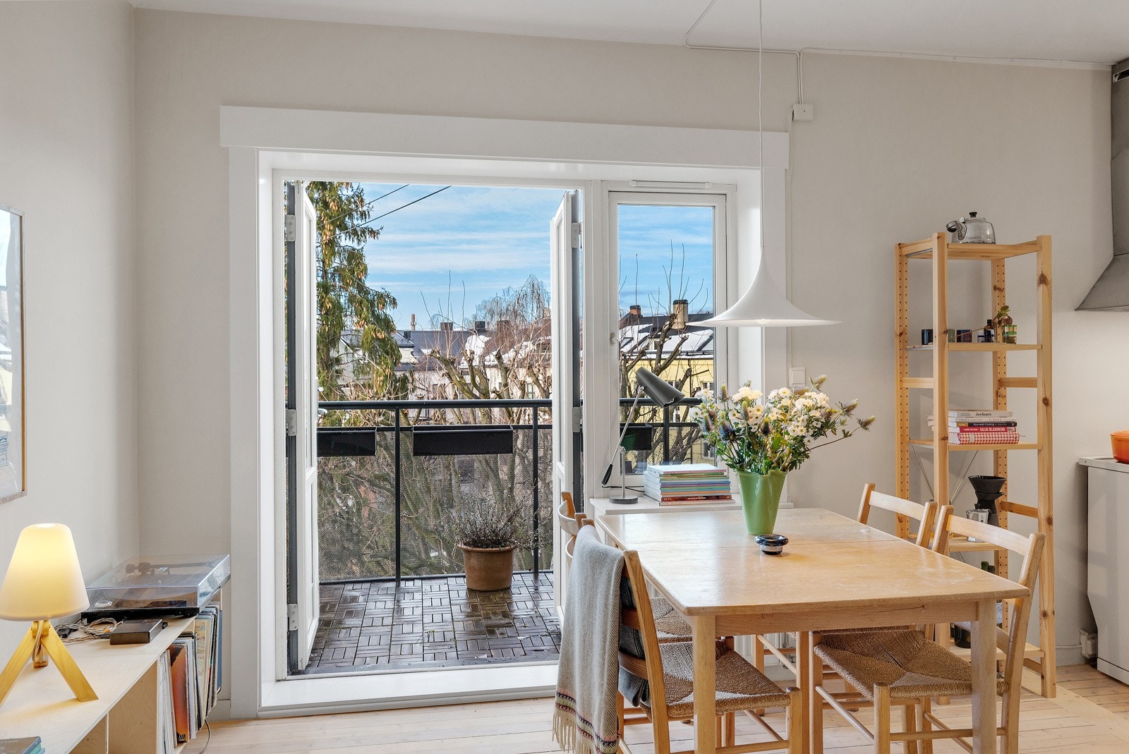 Fra stuen har du utgang til ditt eget lille fristed, en herlig og solrik balkong med gode solforhold. Galleribilde