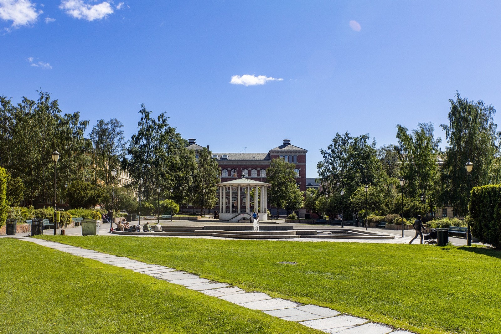 Et lite stenkast unna har du også tilgang til parkområder, som er perfekt å benytte seg av på varme sommerdager. Galleribilde