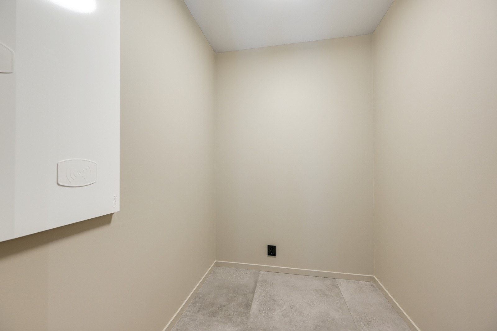 Innvendig bod i gangen med mye plass for hyllesystem, fryser med mer. Det er også utvendig bod Galleribilde