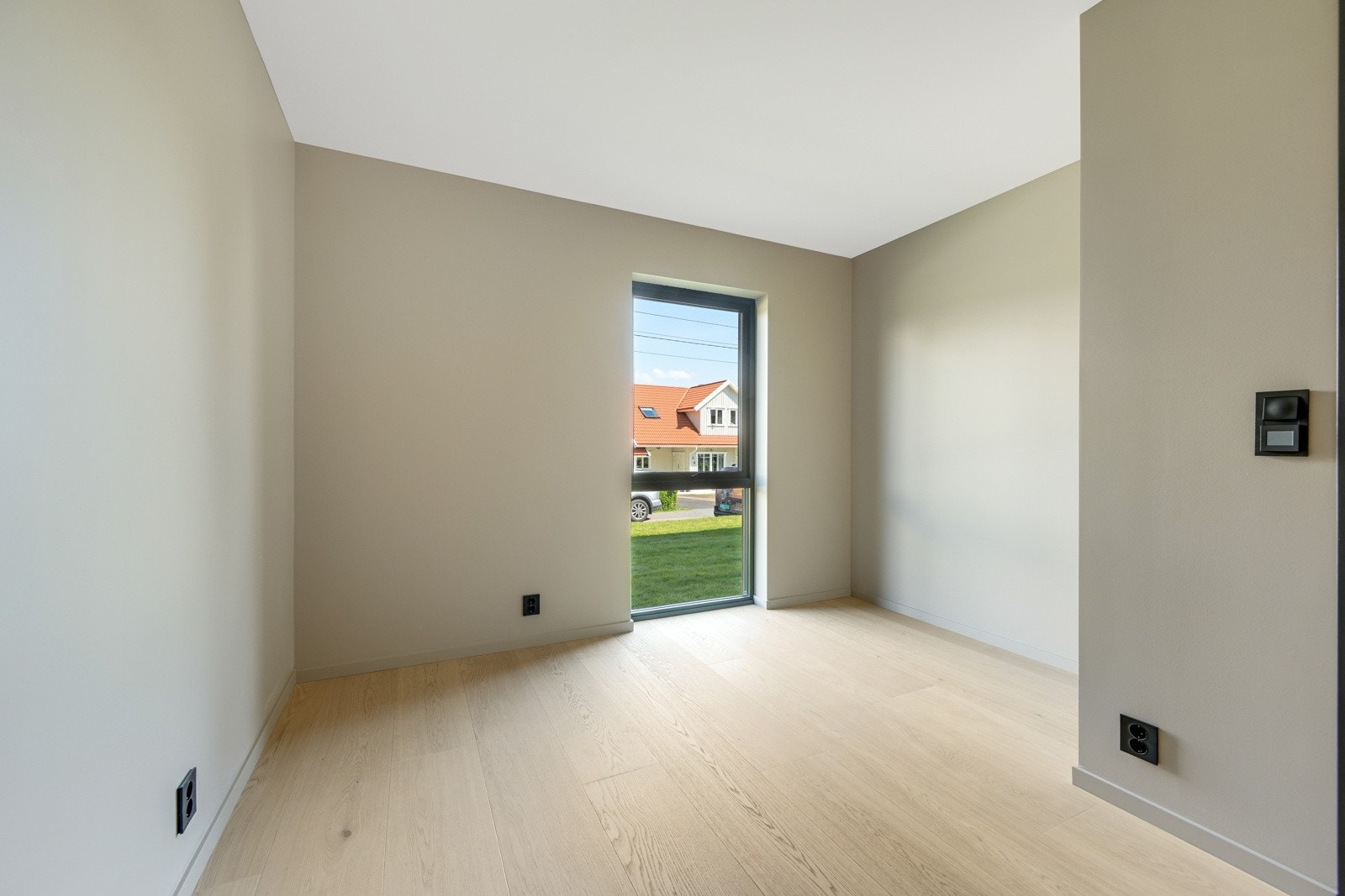 Innvendig er det herdet tre på gulvene og sorte el-punkter som gir et moderne, stilrent uttrykk Galleribilde