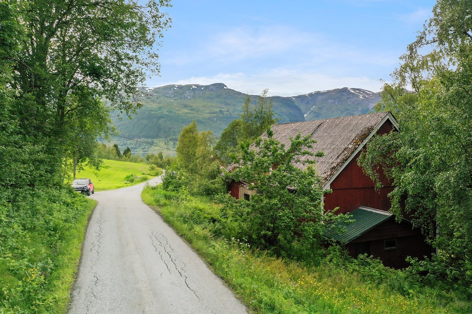 I Sanndalen er det offentlig veg som deler eigedomen. Eigedomen har privat vassforsyning i frå felles brønn/oppkomme. Eigedomen har privat septikanlegg med overløp til antatt spreiegrøft. Galleribilde
