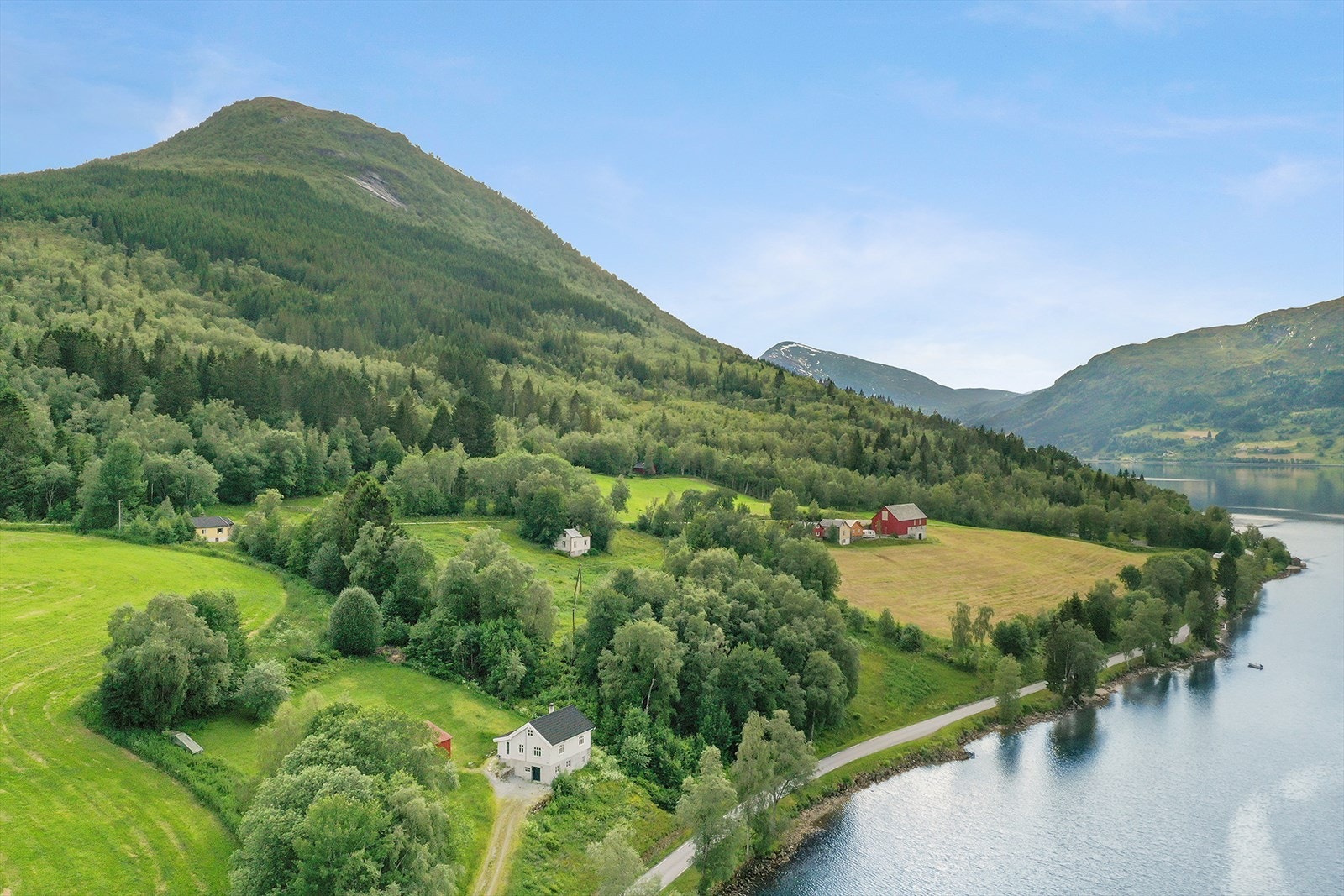 Det er ca. 10 km. til Vassenden med skule, barnehager, butikker, fleirbrukshall, skianlegg og golfbane. Til arbeidsmarknaden og servicetilboda i Førde er det ca. 30 km. Galleribilde
