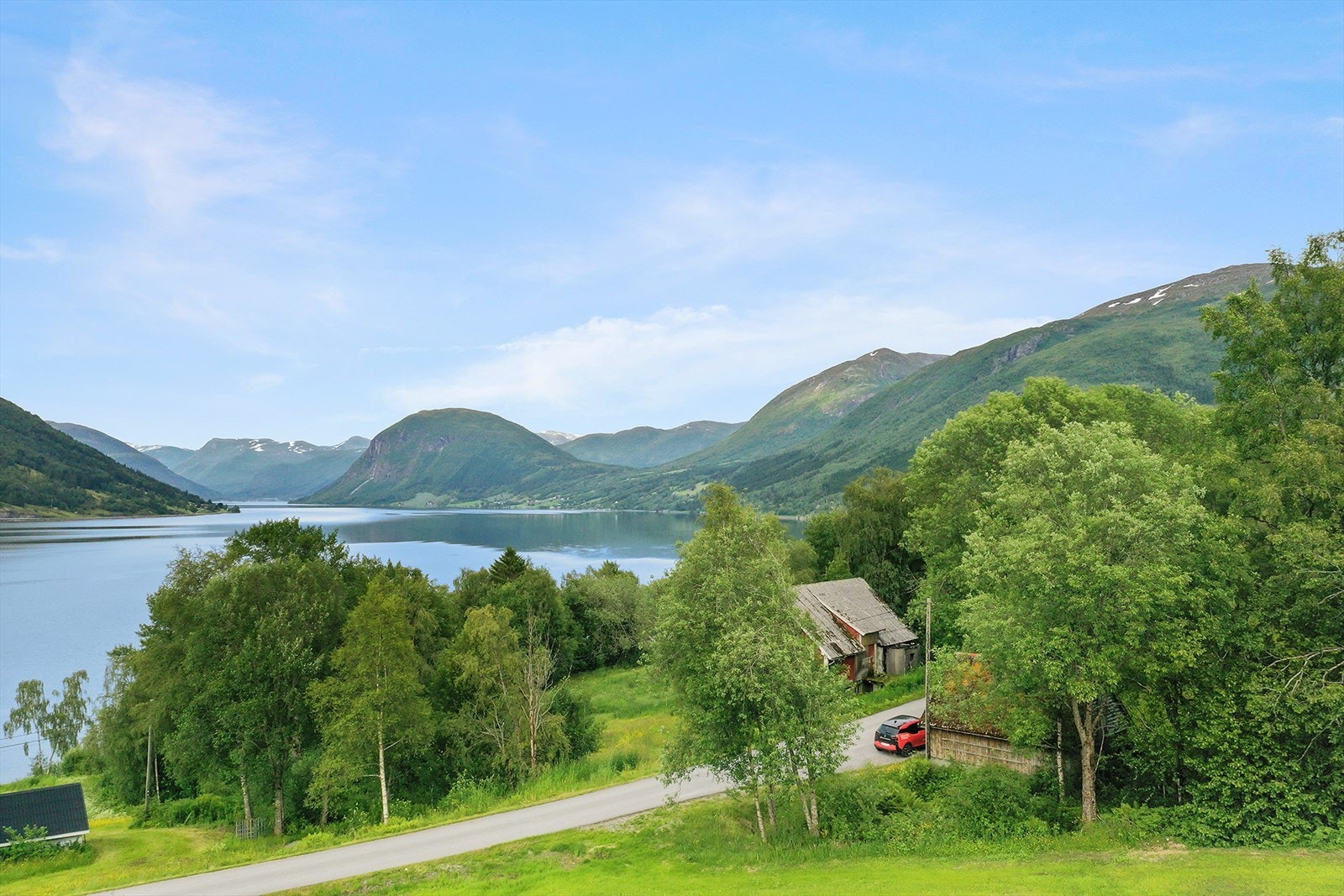 Eigedomen har ein natuskjønn plassering med majestetisk utsikt over Jølstravatnet. Her er gode soltilhøve i sommarhalvåret og kort veg til nødvendig infrastruktur på Vassenden og Skei. Galleribilde