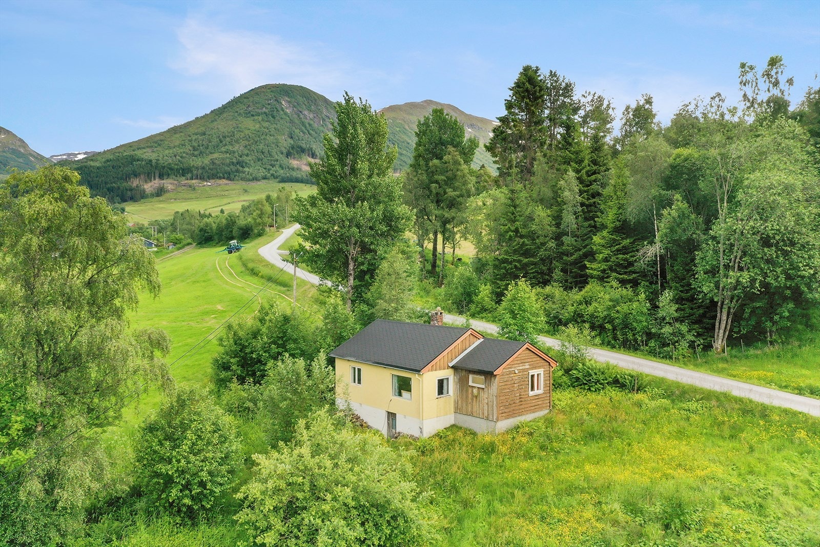 Landbrukseigedomen ligg i Sanddalen ved Jølstravatnet er jfr. gårdskart 262,6 dekar. Kårbustaden i biletet er oppført kring 1964 og seinare tilbygd i 1980. Bygningen har enkel standard. Galleribilde