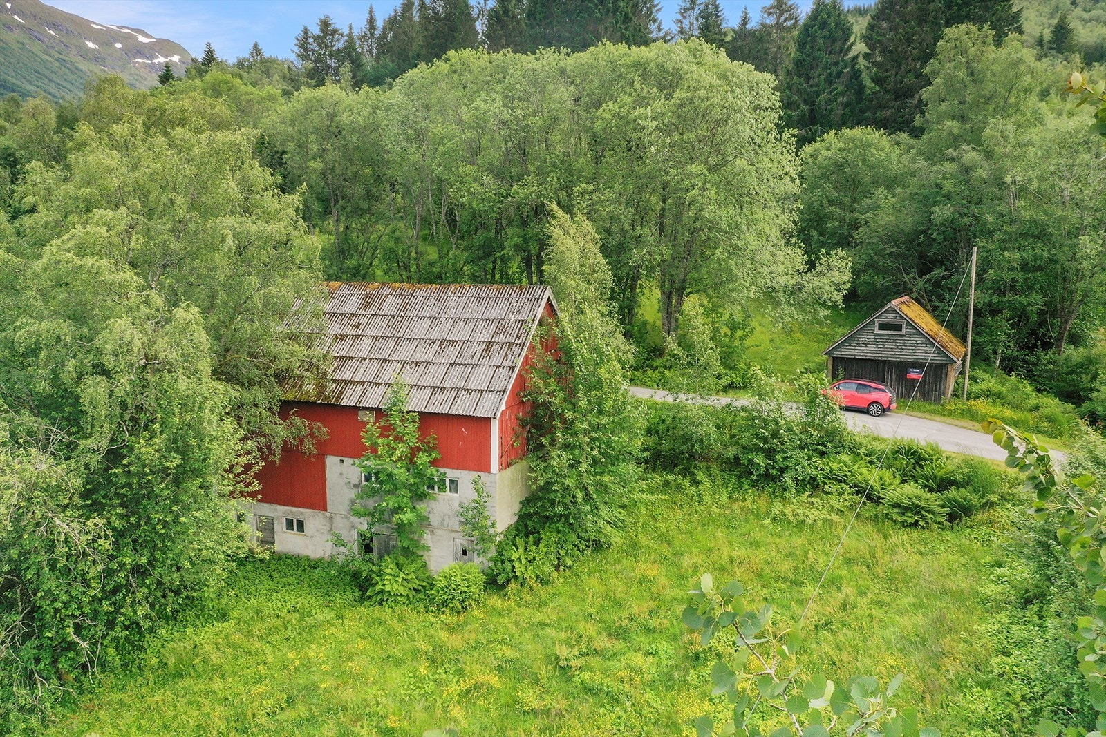 Driftsbygningen er oppført i 1958 og er i dag brukt til lagring. Galleribilde