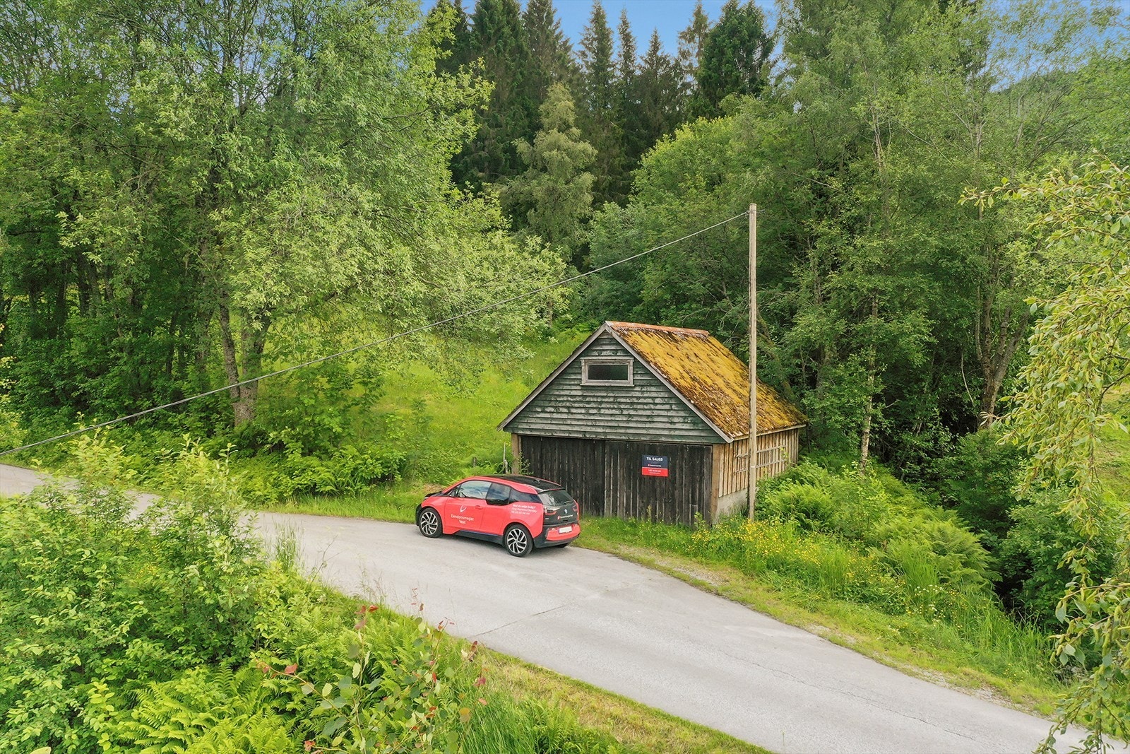 På oppsida av vegen er det ein dobbel garasje oppført i 1970. Drifstbygningen og garasjen krev omfattande vedlikehald og rehabilitering. Galleribilde