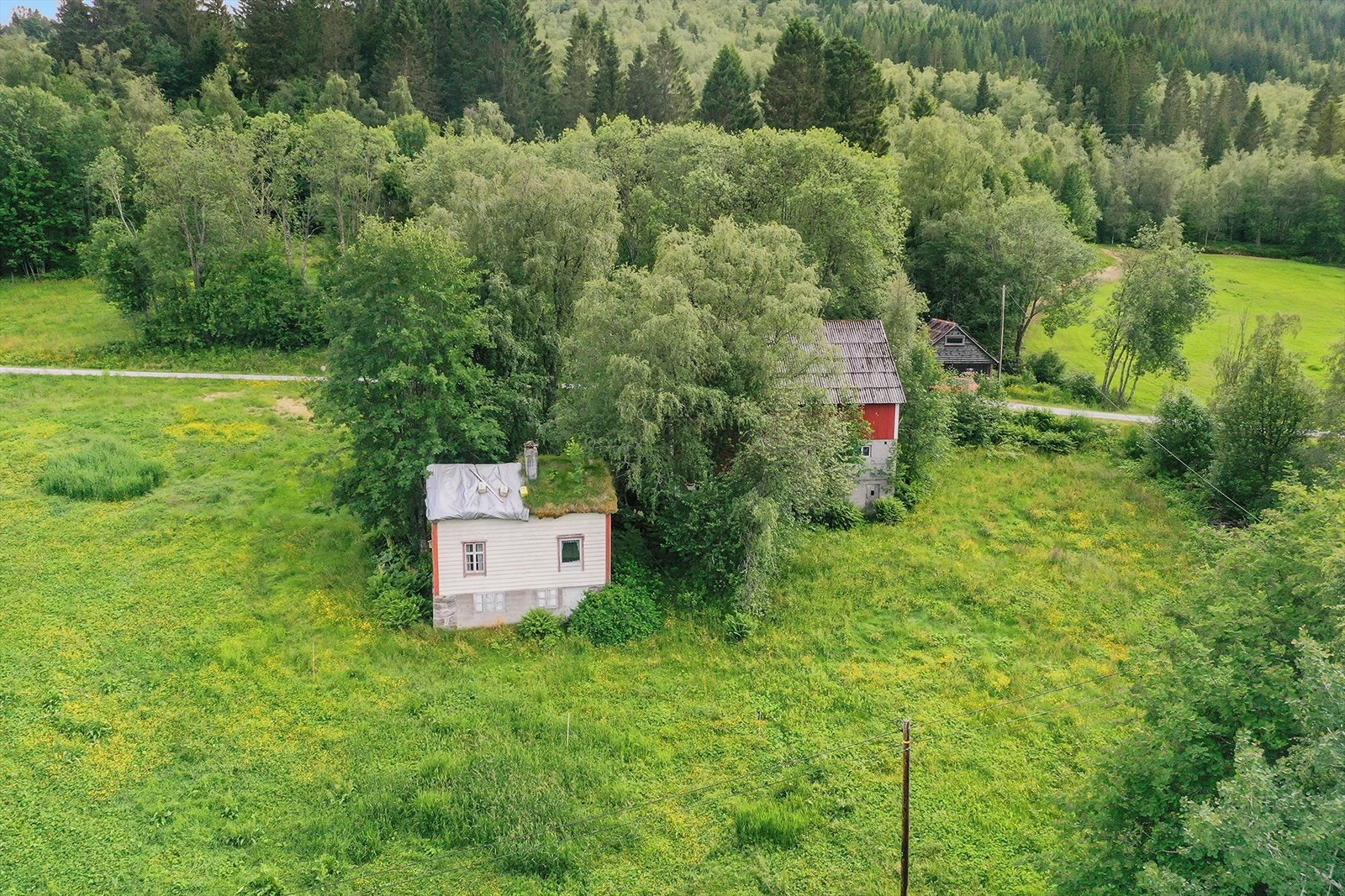 Gardstunet er utbygd med våningshus, driftsbygning og garasje på oppsida av vegen. Galleribilde