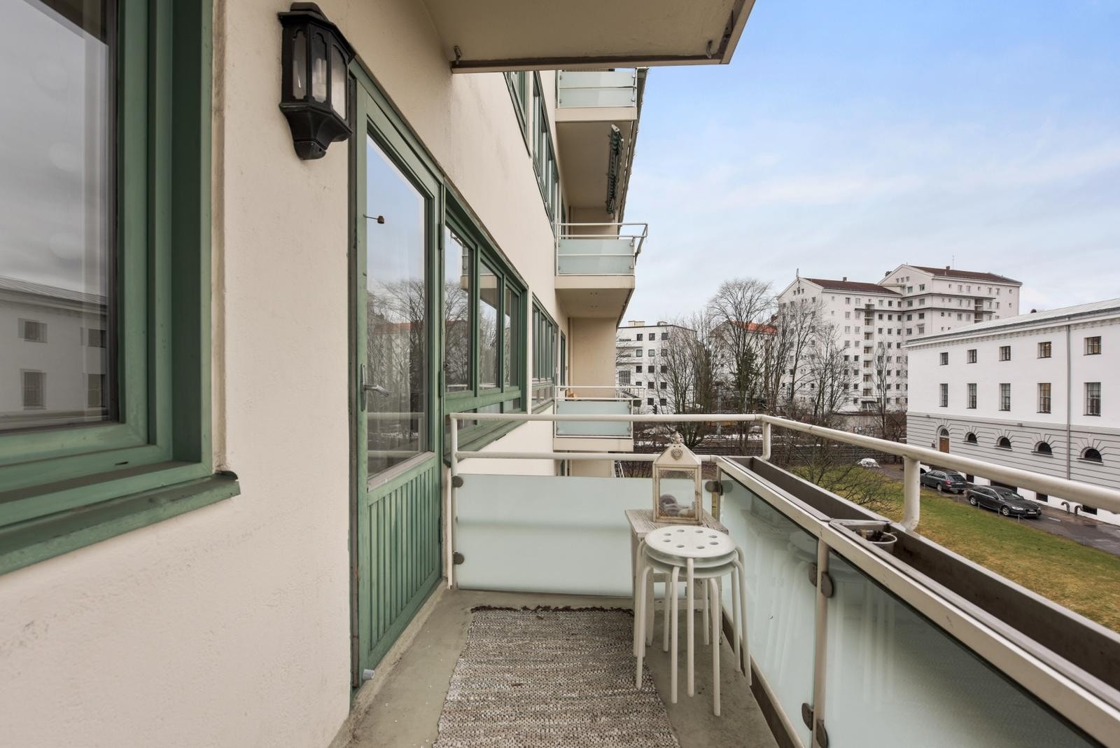 Fra stuen er det utgang til rosmlig balkong. Galleribilde