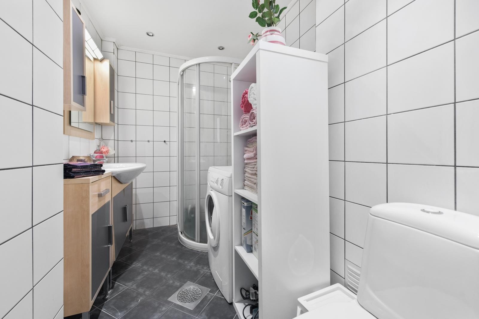 Romslig bad med varmekabler i gulv. Vaskemaskin medfølger. Galleribilde