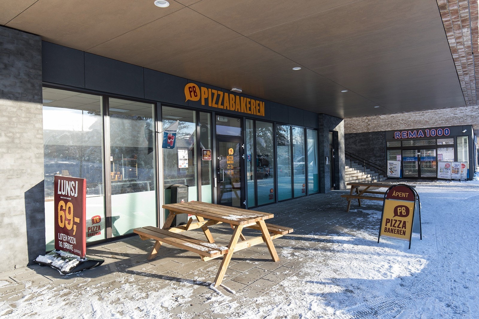 Pizzabakeren og Rema 1000 ligger tre minutters gange fra leiligheten. Galleribilde
