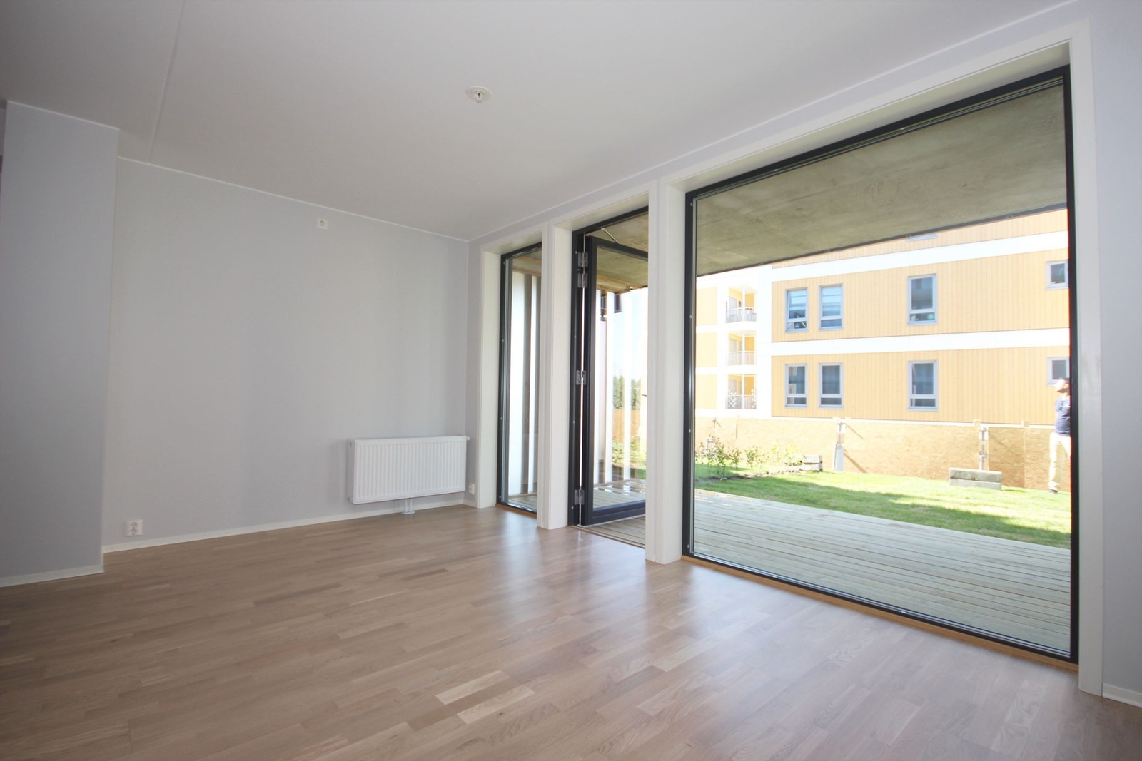Romslig stue med store vinduer. Galleribilde