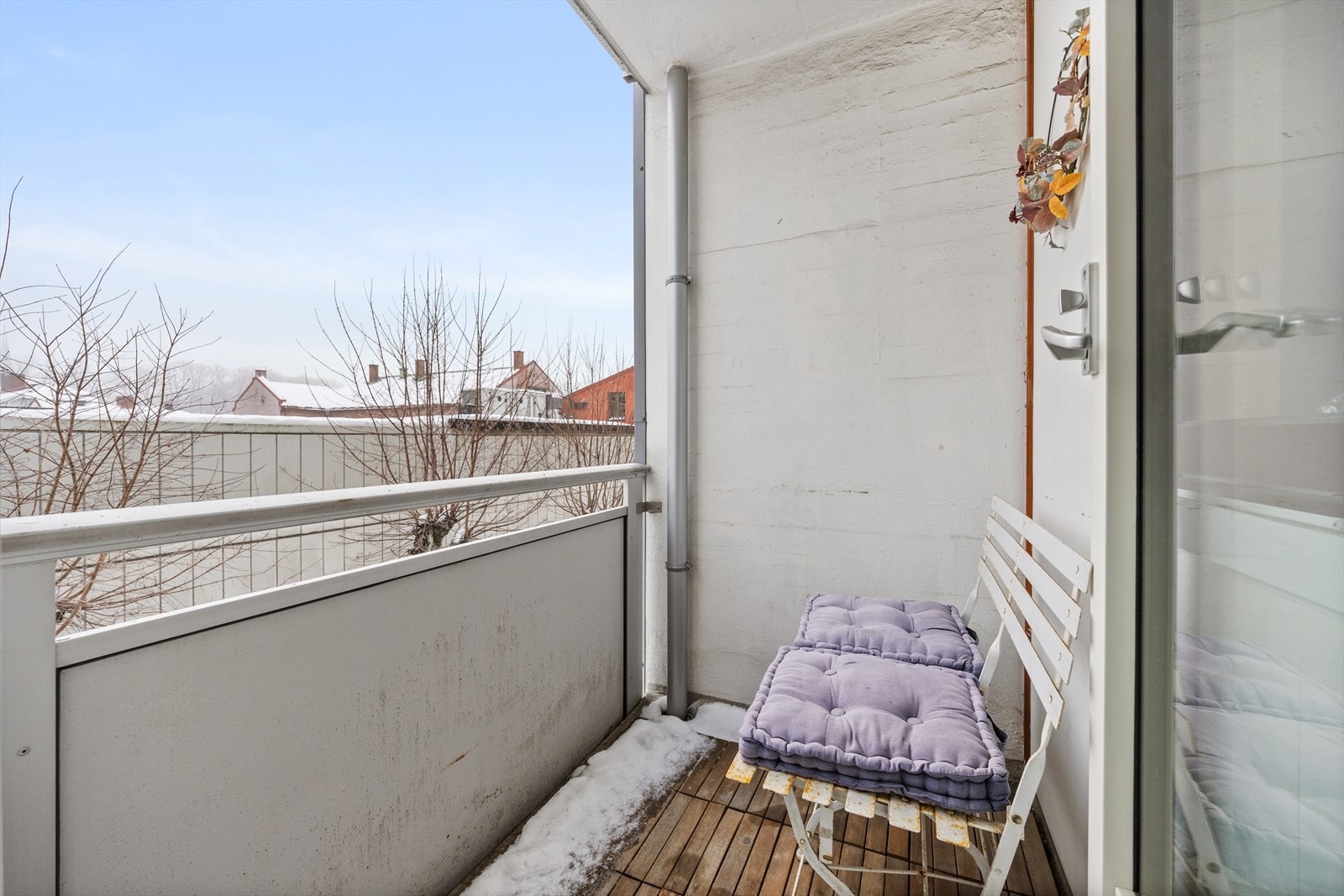 Balkongen har god formiddagssol på sommerstid Galleribilde