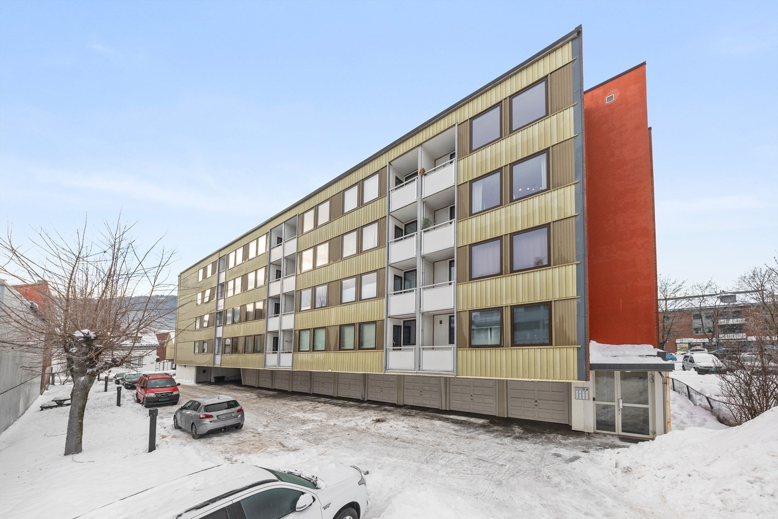 Leiligheten ligger i 2. etasje med liten luftebalkong - det er en liten bod i kjeller og heis til etasjen Galleribilde