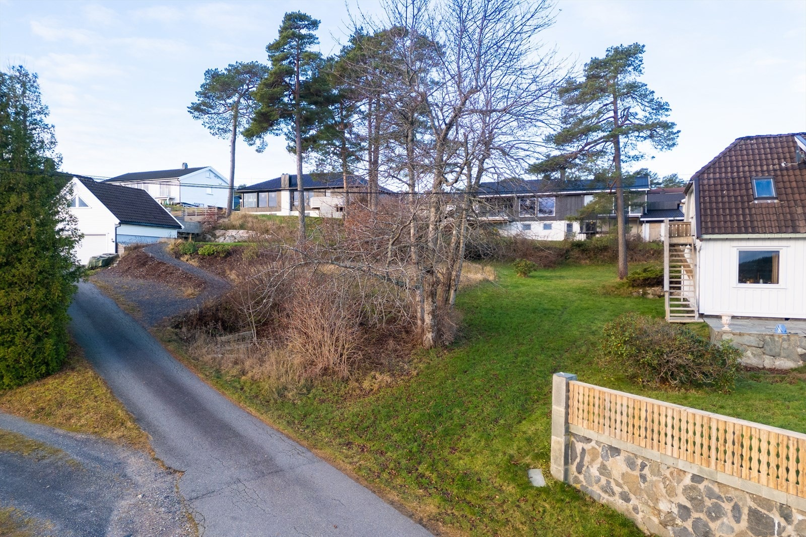 Grenser inn mot ubebygget tomt mot syd Galleribilde