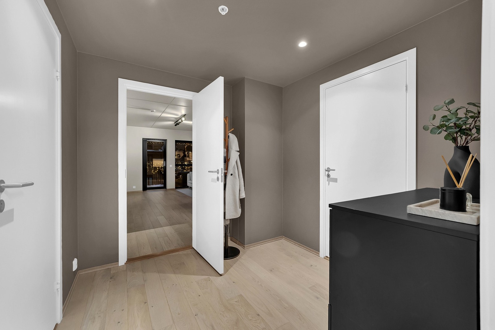 God plass til å henge fra seg sko og yttertøy. Galleribilde