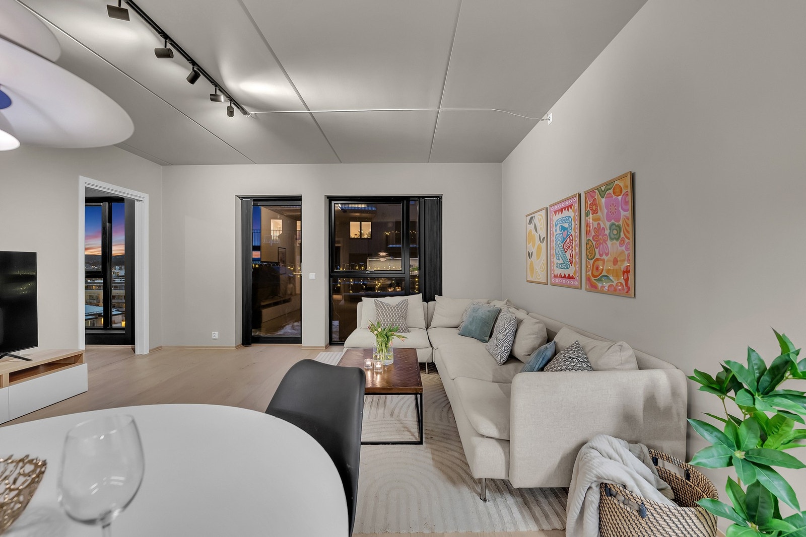 Denne lekre leiligheten tilbyr deg en ideell kombinasjon av moderne komfort og praktisk beliggenhet. Galleribilde